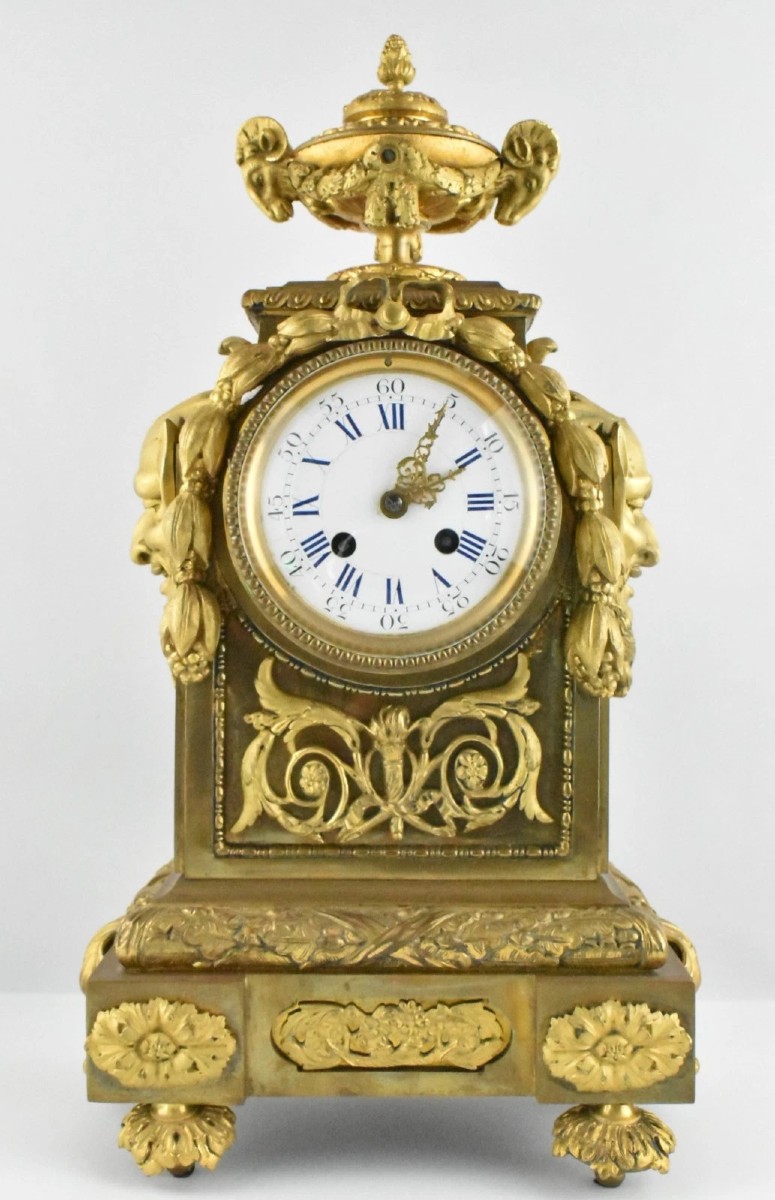 Rare horloge en bronze français Japy Frères du XIXe siècle avec tête de bélier et fleuron d'urn