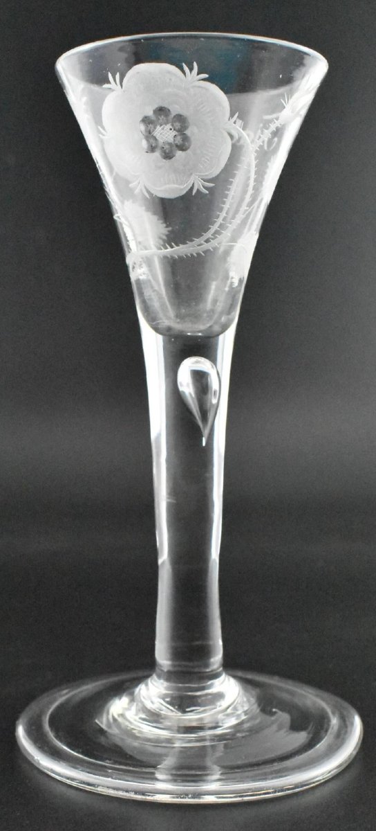 Verre à vin Jacobite 18c avec gerbe de rose gravée, devise « Fiat » et pied en forme de larme-photo-2