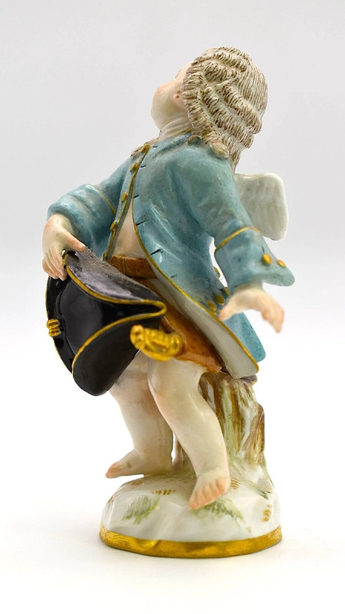 Meissen Angel/cherub Of A 18c German Figurine Holding A Tricorne Hat-photo-3