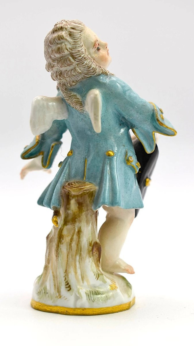 Meissen Angel/cherub Of A 18c German Figurine Holding A Tricorne Hat-photo-1