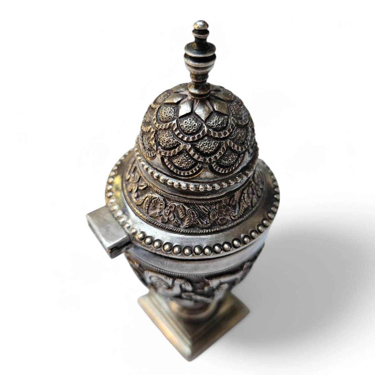 Antique Indian Colonial Silver Betel Nut Container – Intricately Embossed Folklo-photo-4