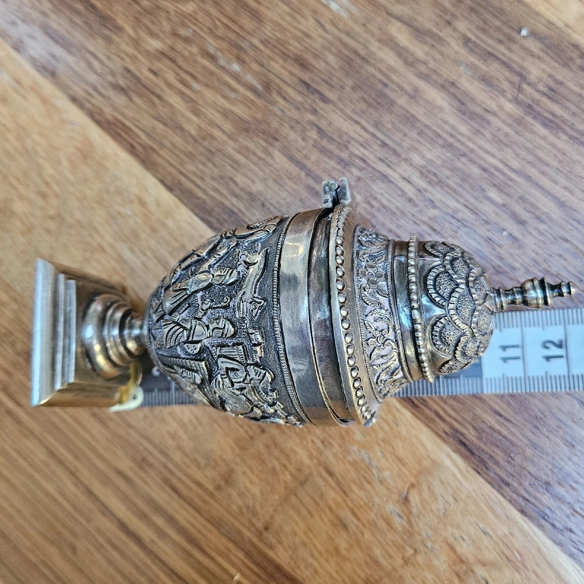 Antique Indian Colonial Silver Betel Nut Container – Intricately Embossed Folklo-photo-7