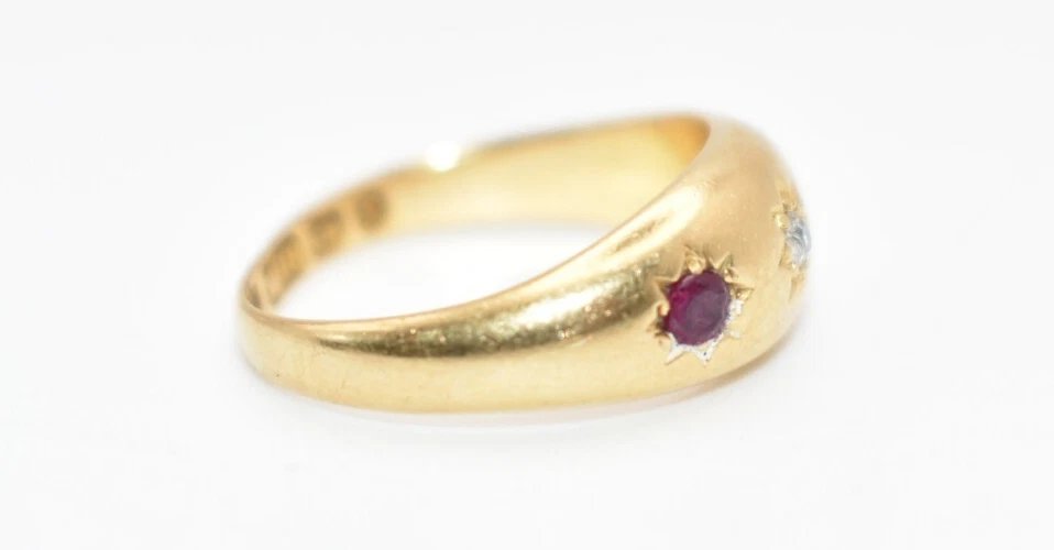 Bague victorienne en or 18 carats sertie de 3 rubis et diamants, datant de 1897. Taille : K.-photo-3