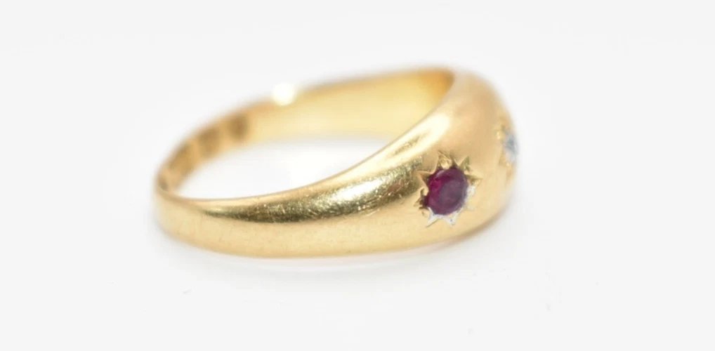 Bague victorienne en or 18 carats sertie de 3 rubis et diamants, datant de 1897. Taille : K.-photo-4