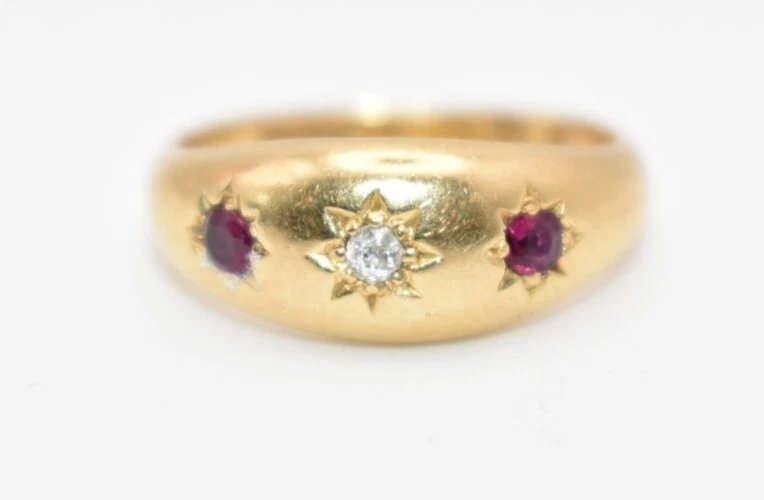 Bague victorienne en or 18 carats sertie de 3 rubis et diamants, datant de 1897. Taille : K.-photo-3