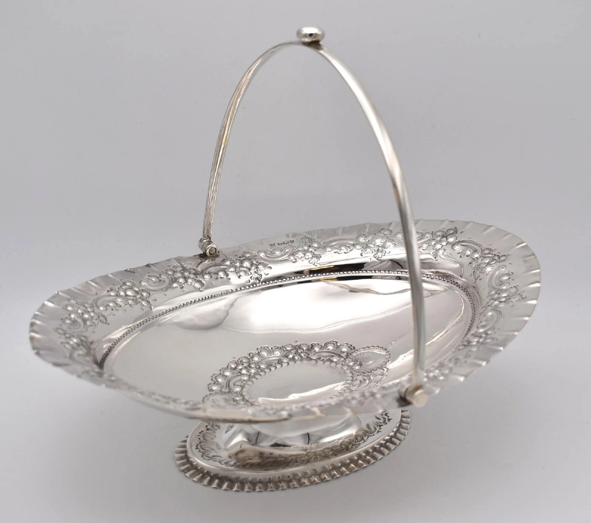 Panier en argent massif avec détails en relief - James Deakin & Sons Sheffield 1897
