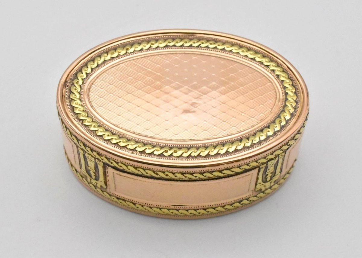 Tabatière ovale ancienne française du XVIIIe siècle en or 18 carats multicolore, vers 1780-photo-3
