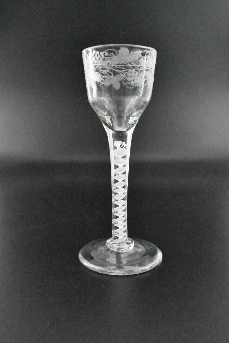 Verre à vin jacobite Air Twist du XVIIIe siècle avec gravure de raisin et de vigne-photo-2