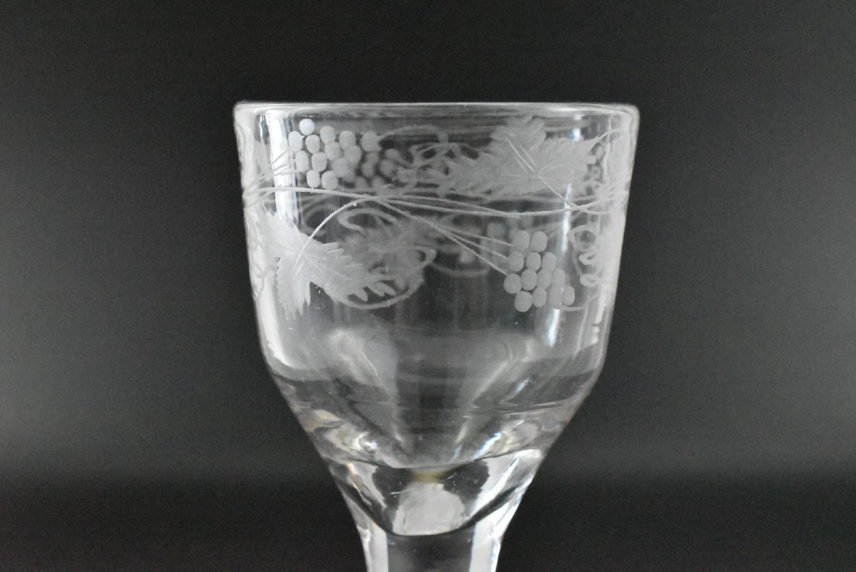 Verre à vin jacobite Air Twist du XVIIIe siècle avec gravure de raisin et de vigne-photo-1