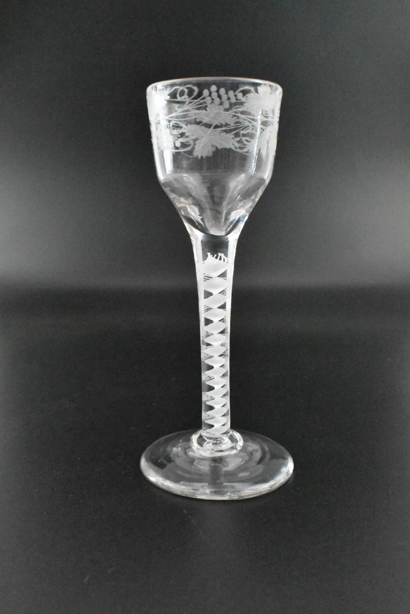 Verre à vin jacobite Air Twist du XVIIIe siècle avec gravure de raisin et de vigne