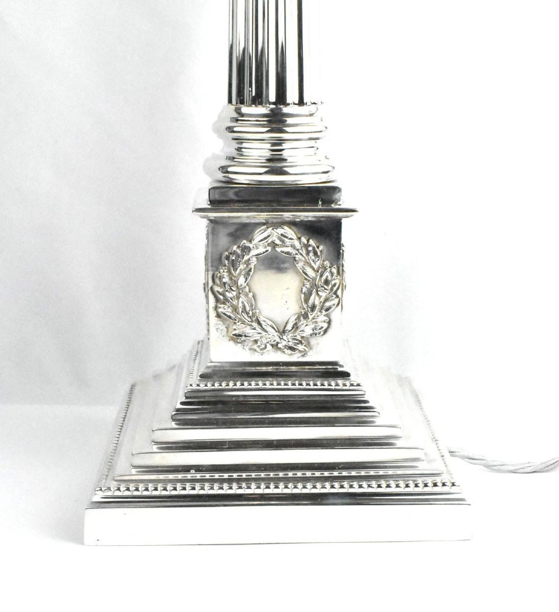 Lampe de table antique victorienne en forme de colonne corinthienne plaquée argent, vers le XIX-photo-3