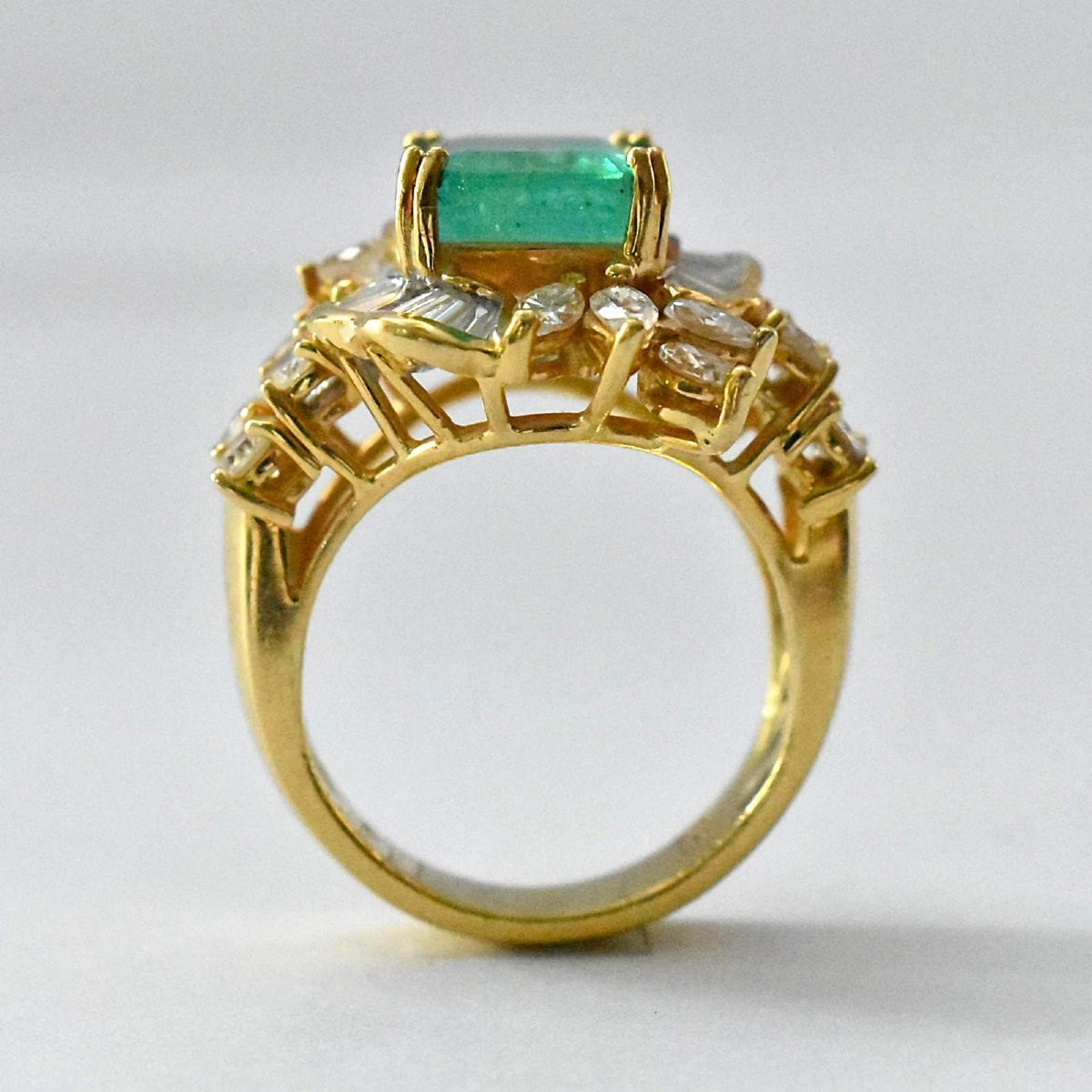 Bague vintage en or jaune 18 carats avec émeraude colombienne de 4,5 carats et diamant de 2,6 c-photo-2
