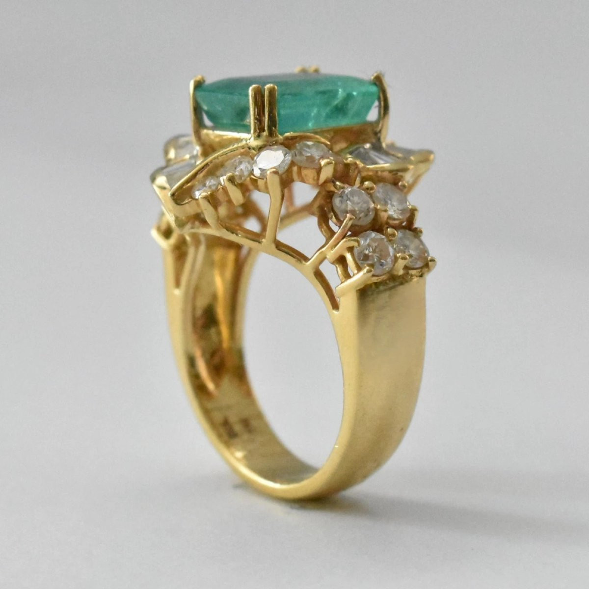 Bague vintage en or jaune 18 carats avec émeraude colombienne de 4,5 carats et diamant de 2,6 c-photo-1