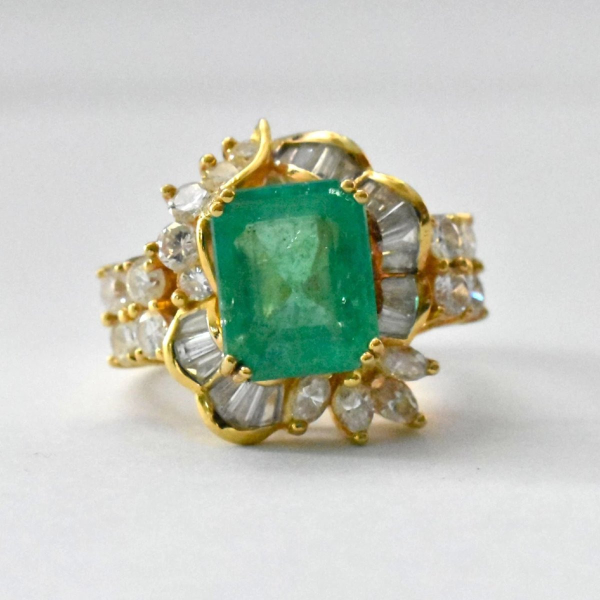 Bague vintage en or jaune 18 carats avec émeraude colombienne de 4,5 carats et diamant de 2,6 c-photo-2