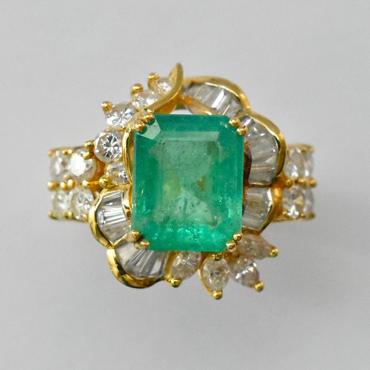 Bague vintage en or jaune 18 carats avec émeraude colombienne de 4,5 carats et diamant de 2,6 c