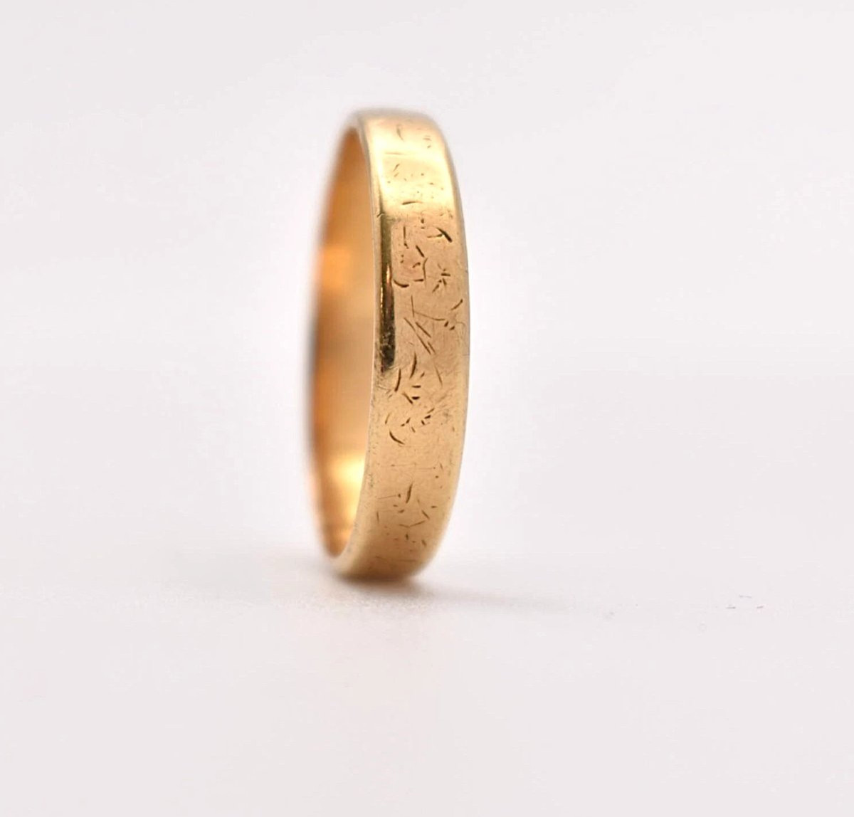A Victorian 15ct Yellow Gold Engraved Wedding Band-photo-2