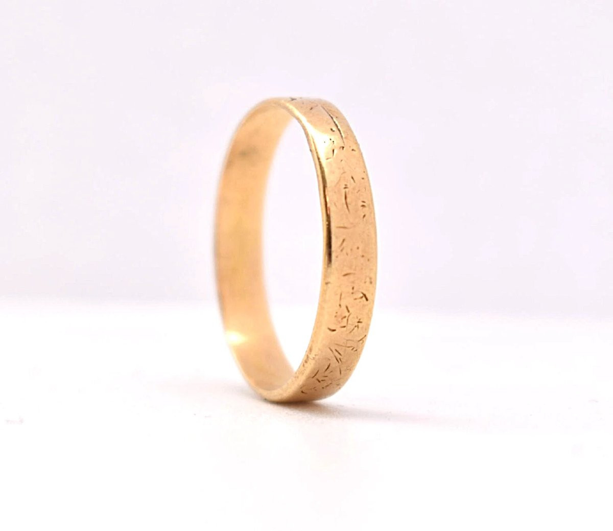 A Victorian 15ct Yellow Gold Engraved Wedding Band-photo-3