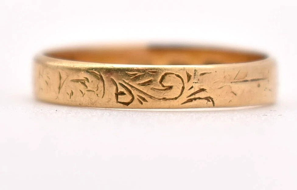 A Victorian 15ct Yellow Gold Engraved Wedding Band-photo-2