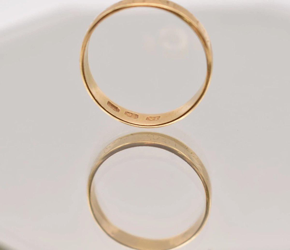 A Victorian 15ct Yellow Gold Engraved Wedding Band-photo-4