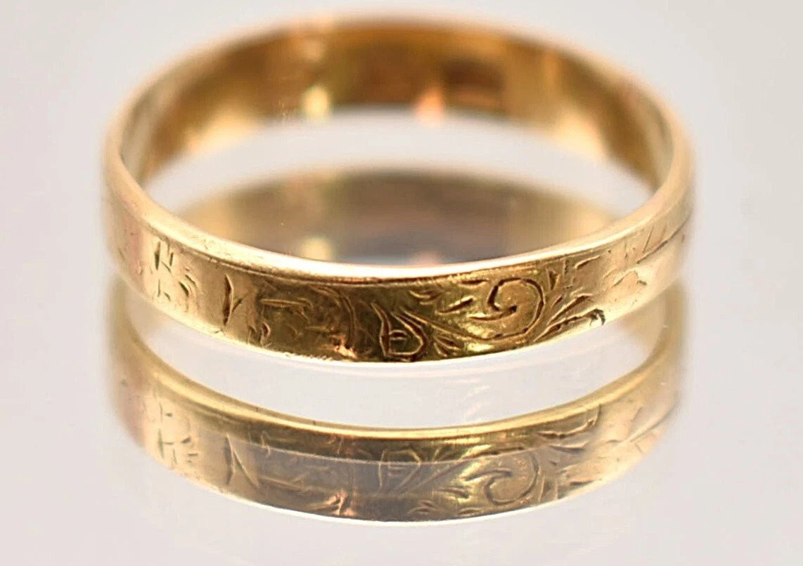 A Victorian 15ct Yellow Gold Engraved Wedding Band-photo-5