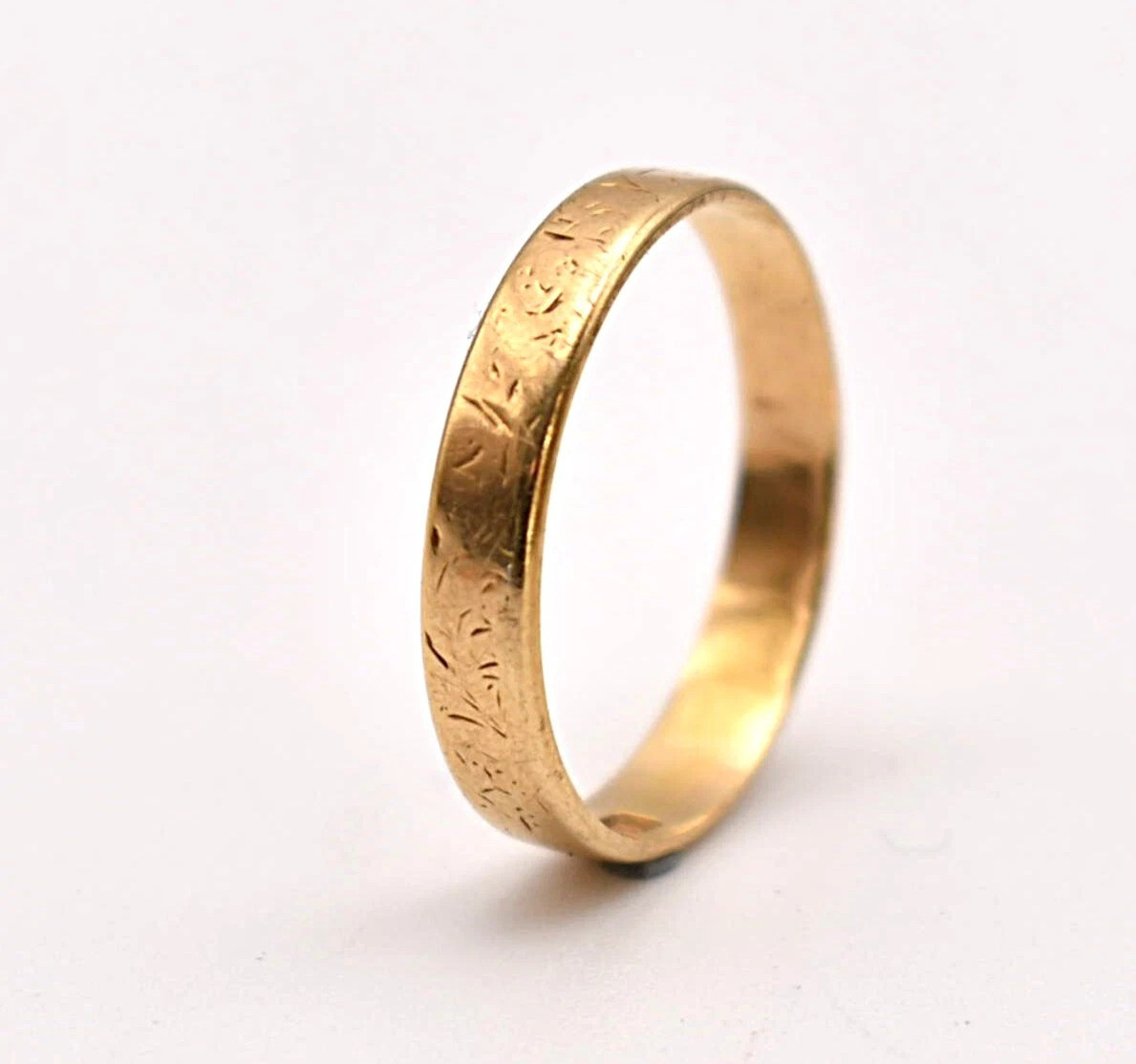 A Victorian 15ct Yellow Gold Engraved Wedding Band