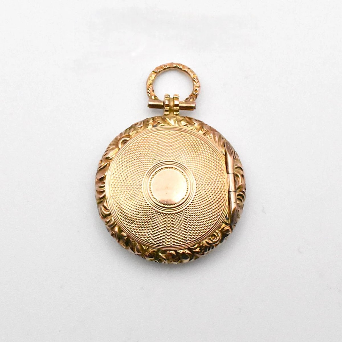 Médaillon rond en or 9 carats de style géorgien, orné de guillochage – vers 1830-photo-3