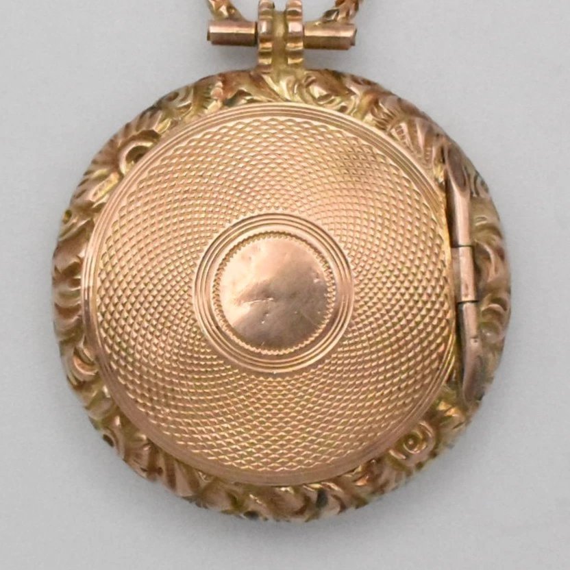 Médaillon rond en or 9 carats de style géorgien, orné de guillochage – vers 1830-photo-4