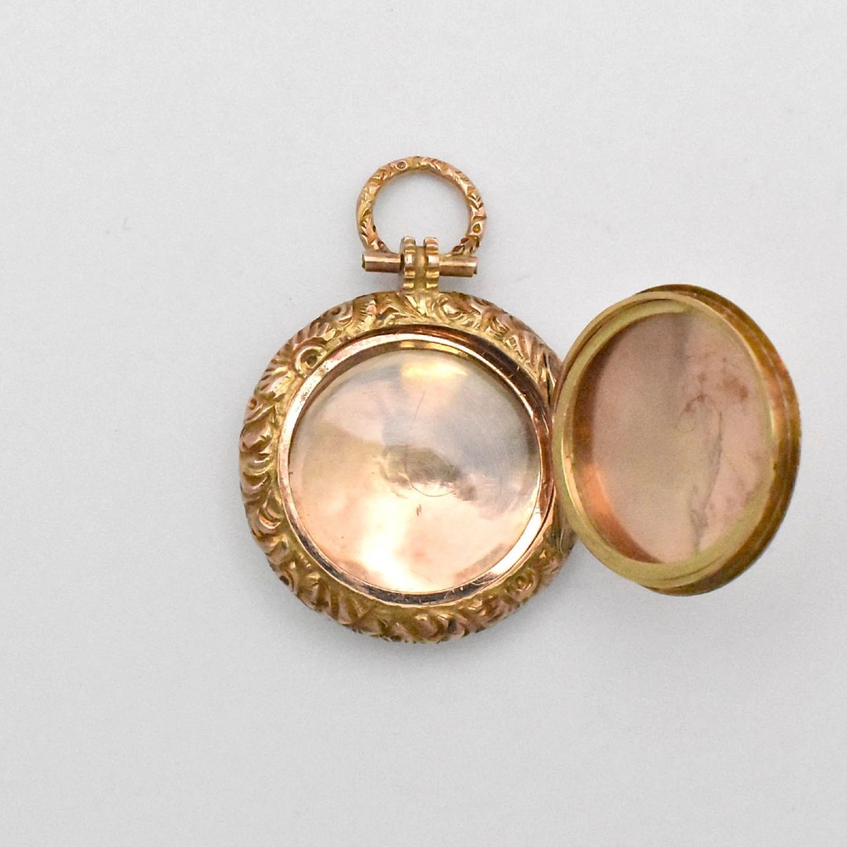 Médaillon rond en or 9 carats de style géorgien, orné de guillochage – vers 1830-photo-1