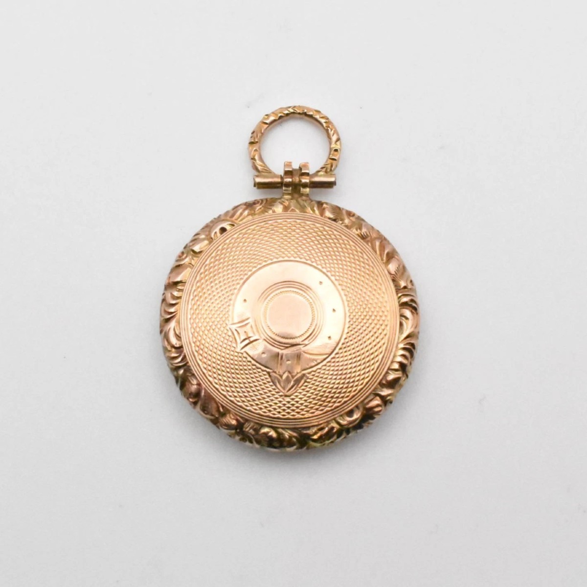 Médaillon rond en or 9 carats de style géorgien, orné de guillochage – vers 1830