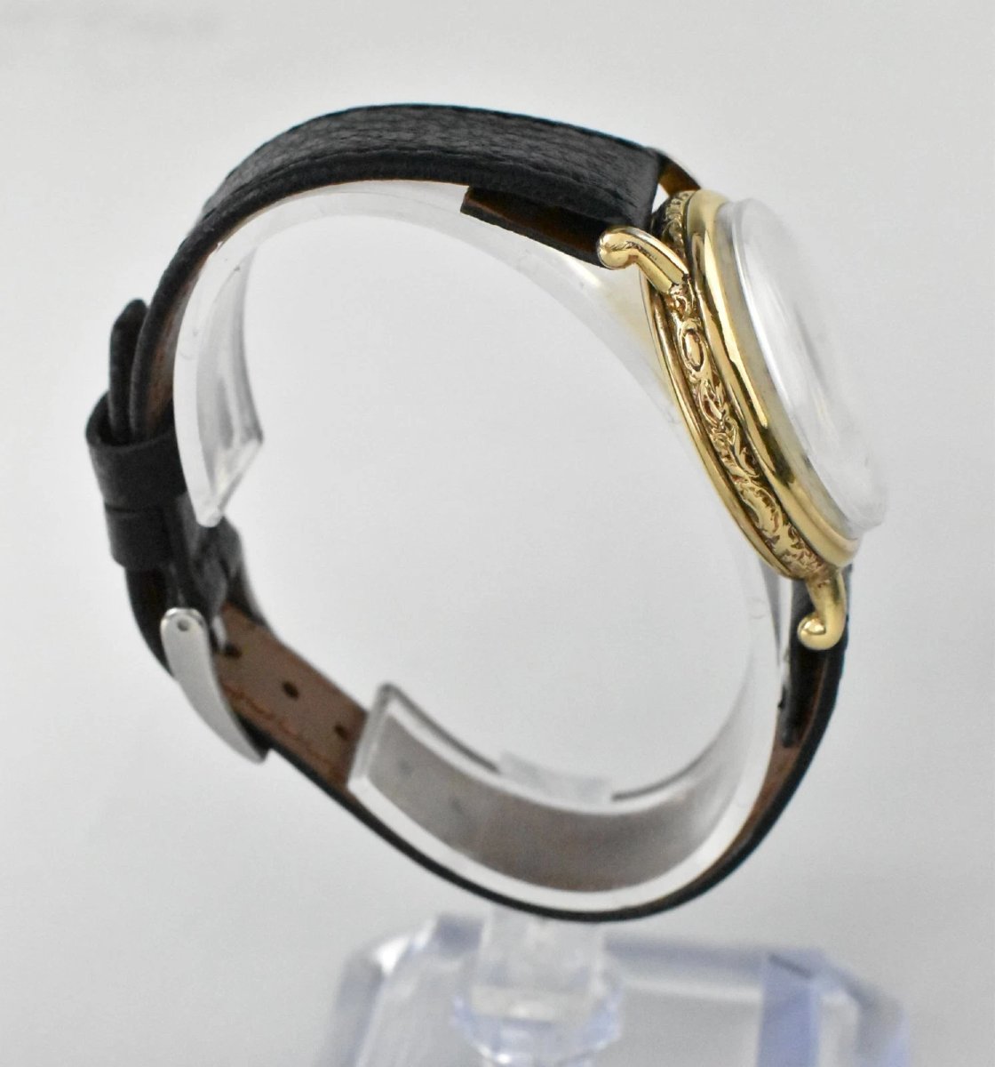 Montre-bracelet Cyma vintage des années 1940, en or massif 9 carats avec cadran en nacre.-photo-1