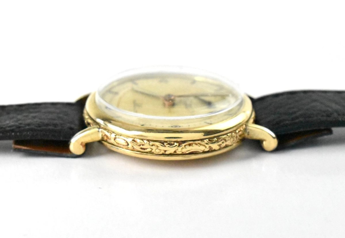 Montre-bracelet Cyma vintage des années 1940, en or massif 9 carats avec cadran en nacre.-photo-4