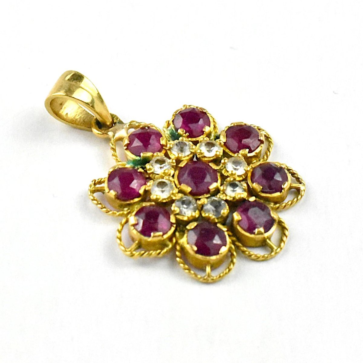 Pendentif vintage en or jaune 18 carats orné d'un amas de rubis et de saphirs blancs-photo-3