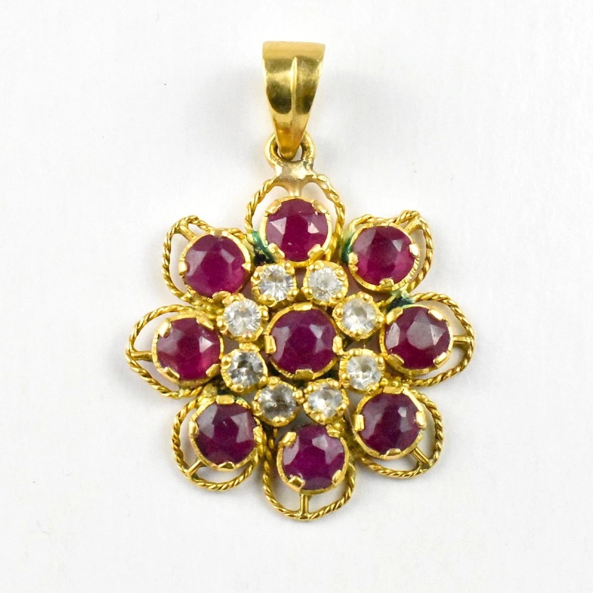 Pendentif vintage en or jaune 18 carats orné d'un amas de rubis et de saphirs blancs