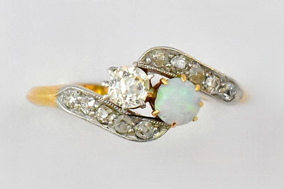 Bague croisée ancienne en or 18 carats et platine, sertie d'une opale et d'un diamant de 0,35 c
