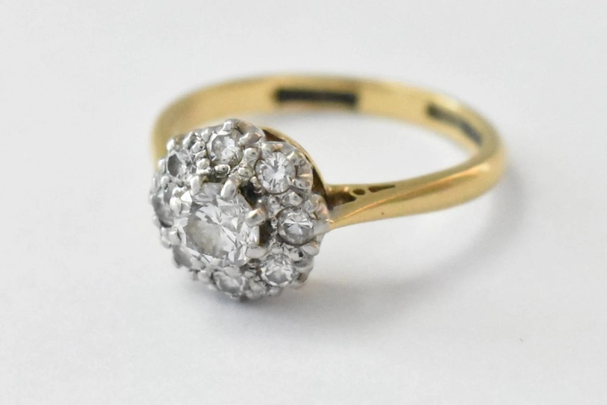 Bague marguerite vintage en or jaune, sertie d'un diamant rond taille brillant.-photo-4