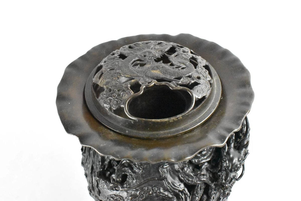Vase Usubata japonais en bronze avec deux porte-bougies en forme de dragon et dragon-photo-6