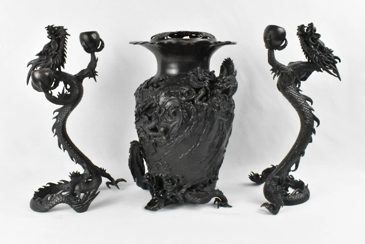 Vase Usubata japonais en bronze avec deux porte-bougies en forme de dragon et dragon