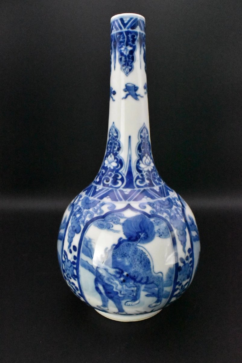 Vase bouteille en porcelaine bleu et blanc de la période Wanli, Chine, orné de dragons-photo-2