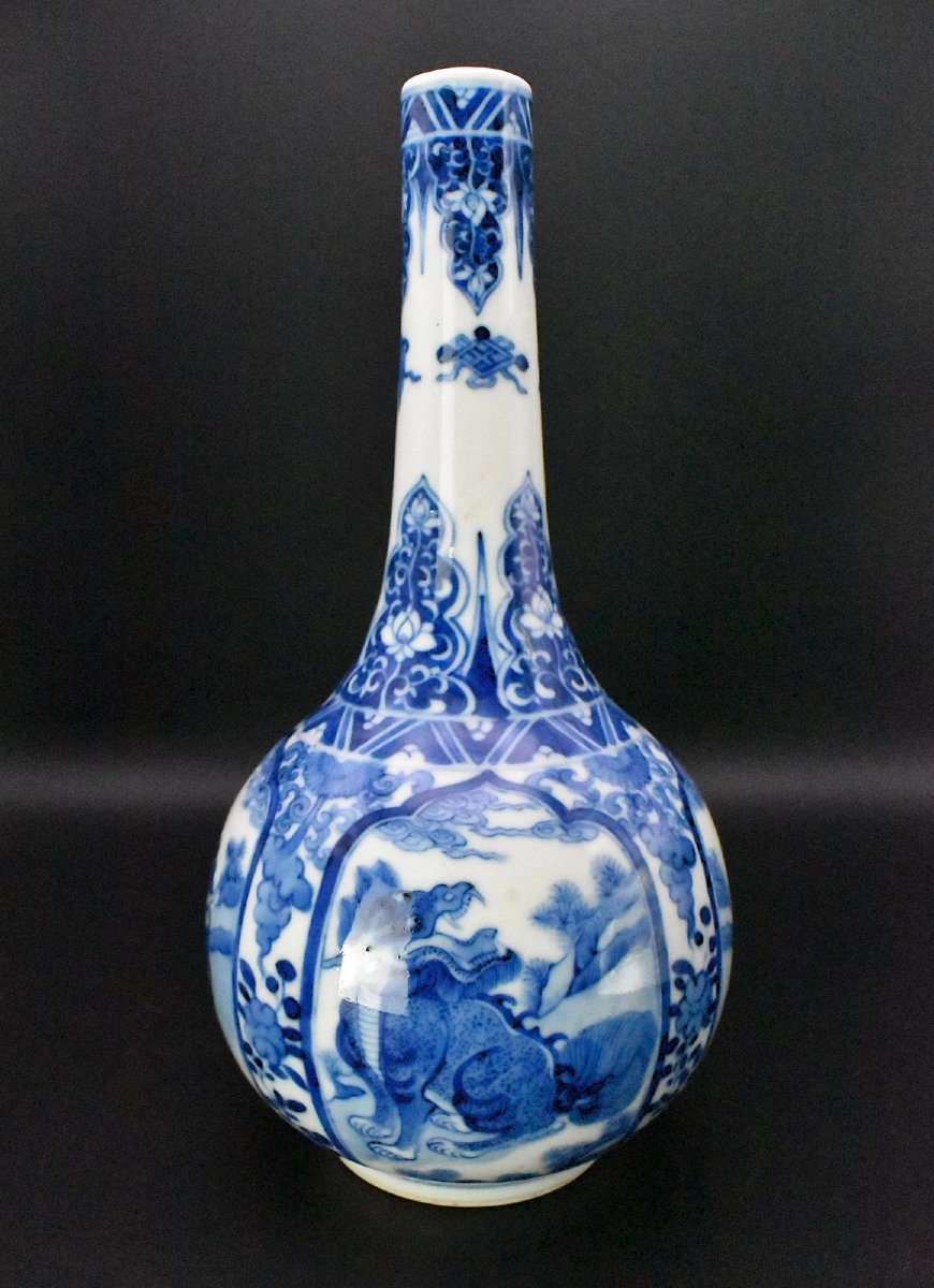 Vase bouteille en porcelaine bleu et blanc de la période Wanli, Chine, orné de dragons-photo-1