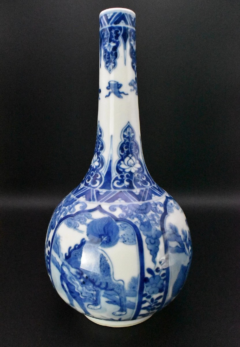 Vase bouteille en porcelaine bleu et blanc de la période Wanli, Chine, orné de dragons