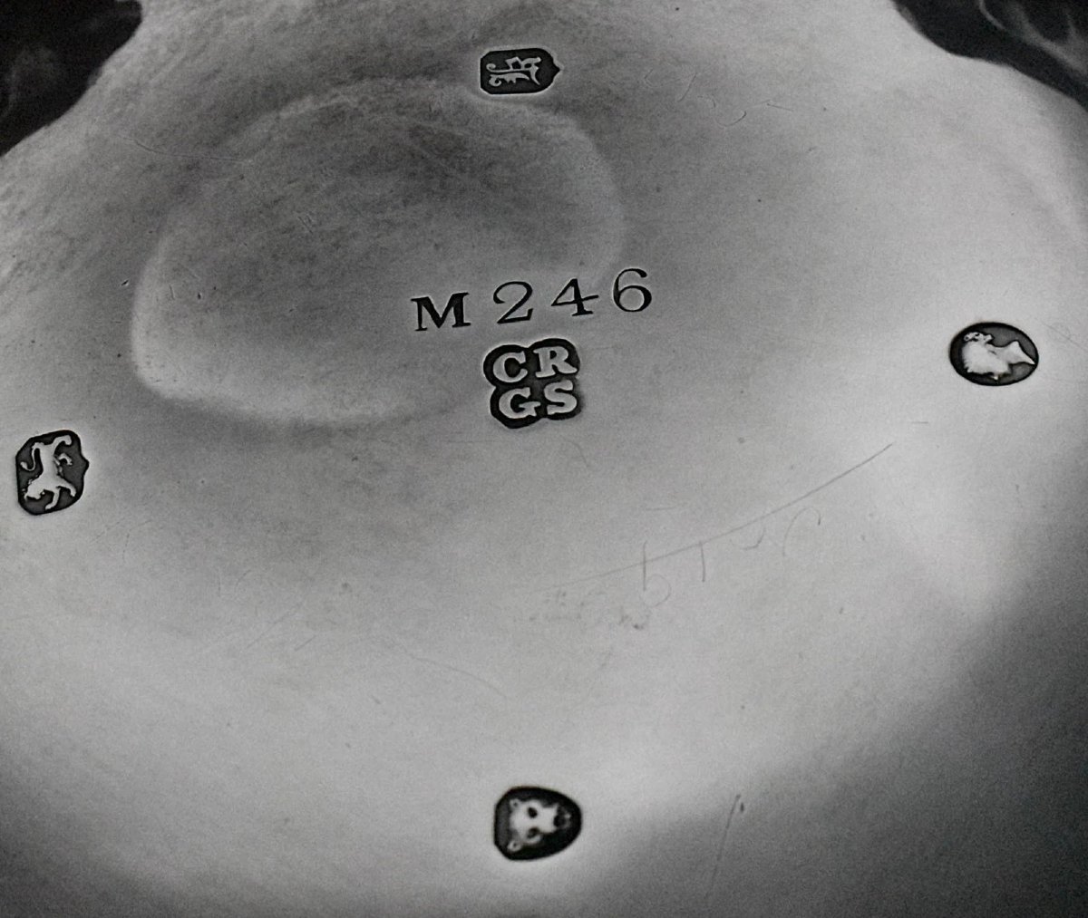 Cafetière/théière victorienne en argent massif ornée, datée de 1849 et gravée.-photo-5