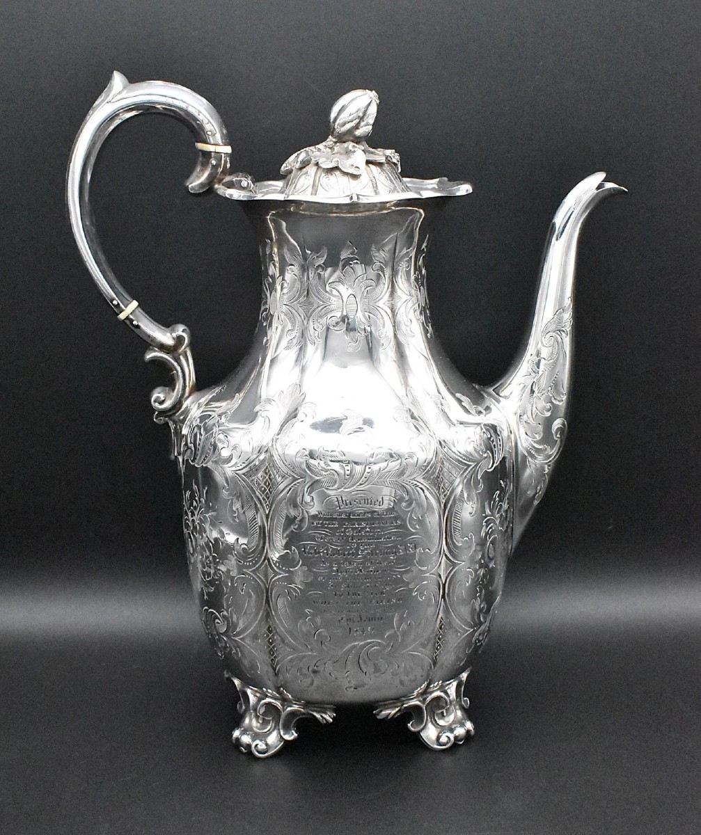 Cafetière/théière victorienne en argent massif ornée, datée de 1849 et gravée.