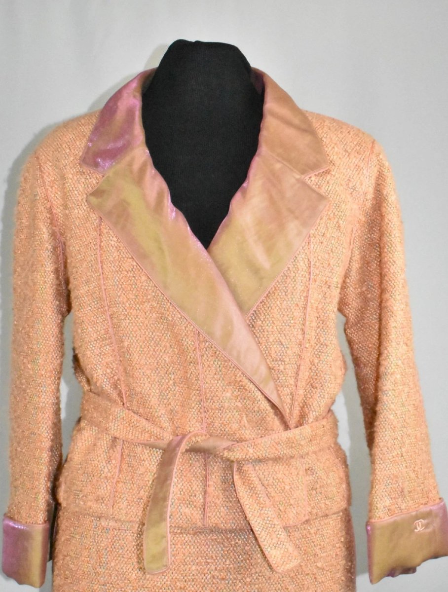 Rare tailleur jupe Chanel vintage des années 1990’s, veste en tweed à bordures en satin-photo-2