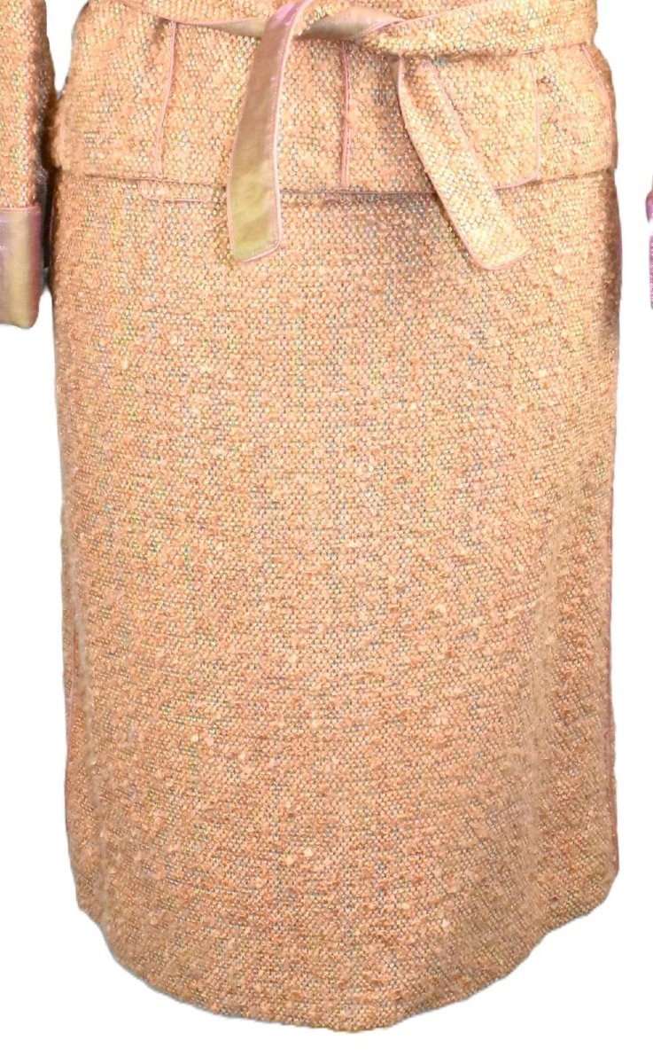 Rare tailleur jupe Chanel vintage des années 1990’s, veste en tweed à bordures en satin-photo-3