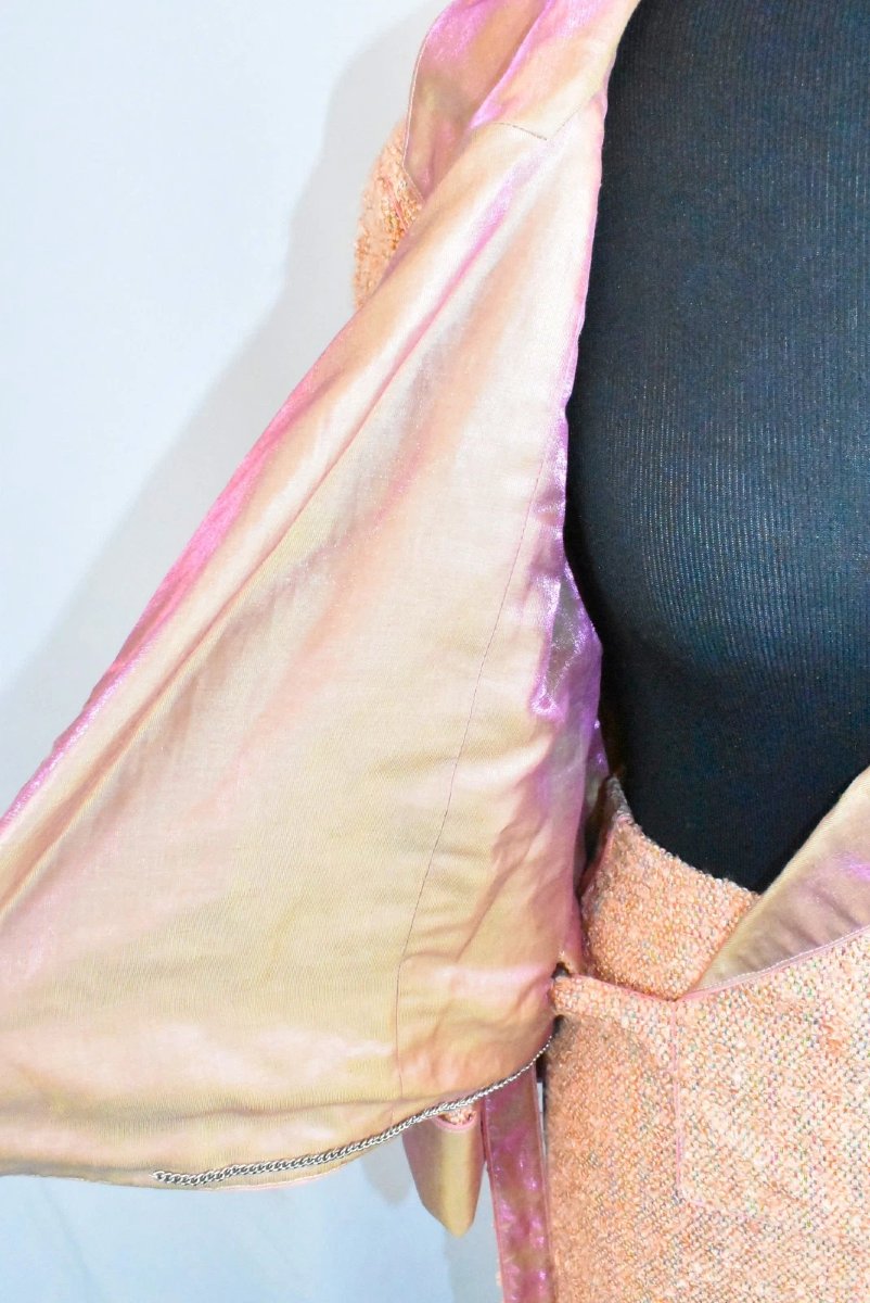 Rare tailleur jupe Chanel vintage des années 1990’s, veste en tweed à bordures en satin-photo-2