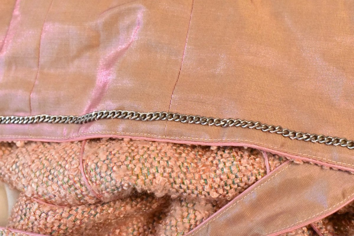 Rare tailleur jupe Chanel vintage des années 1990’s, veste en tweed à bordures en satin-photo-7