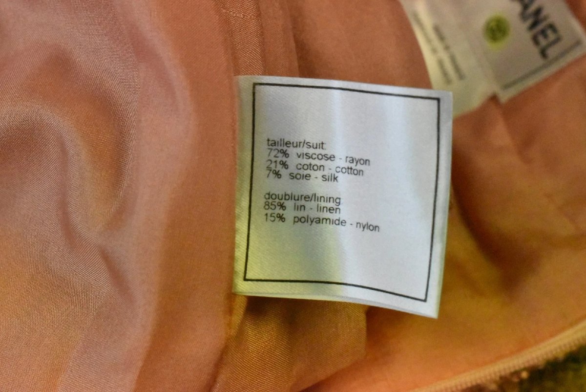 Rare tailleur jupe Chanel vintage des années 1990’s, veste en tweed à bordures en satin-photo-8