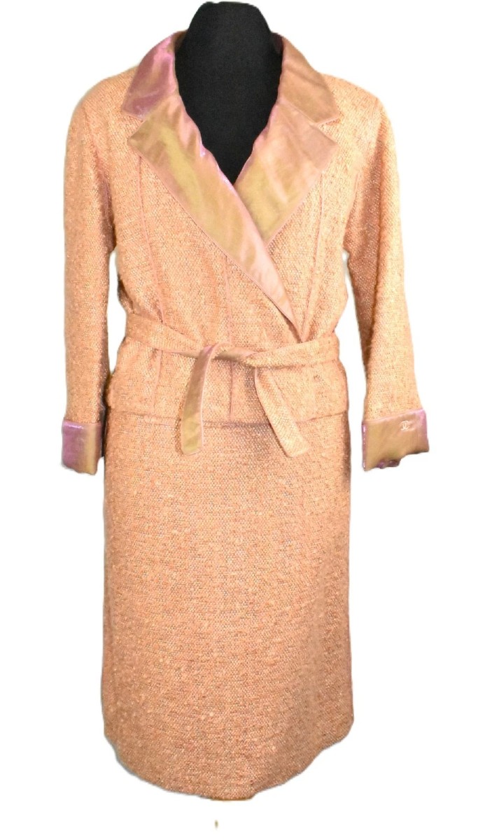 Rare tailleur jupe Chanel vintage des années 1990’s, veste en tweed à bordures en satin