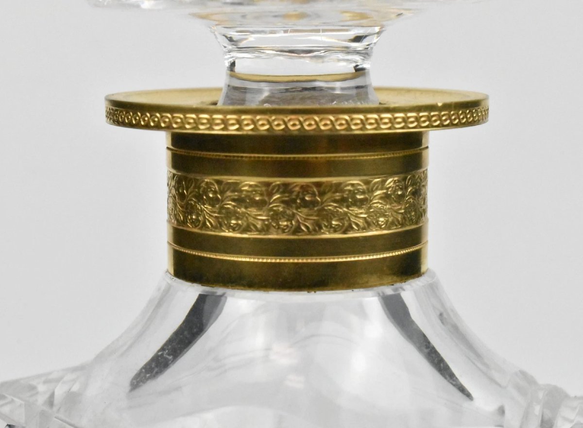 Paire de carafes à spiritueux Baccarat en cristal taillé ancien avec cols en bronze doré-photo-1