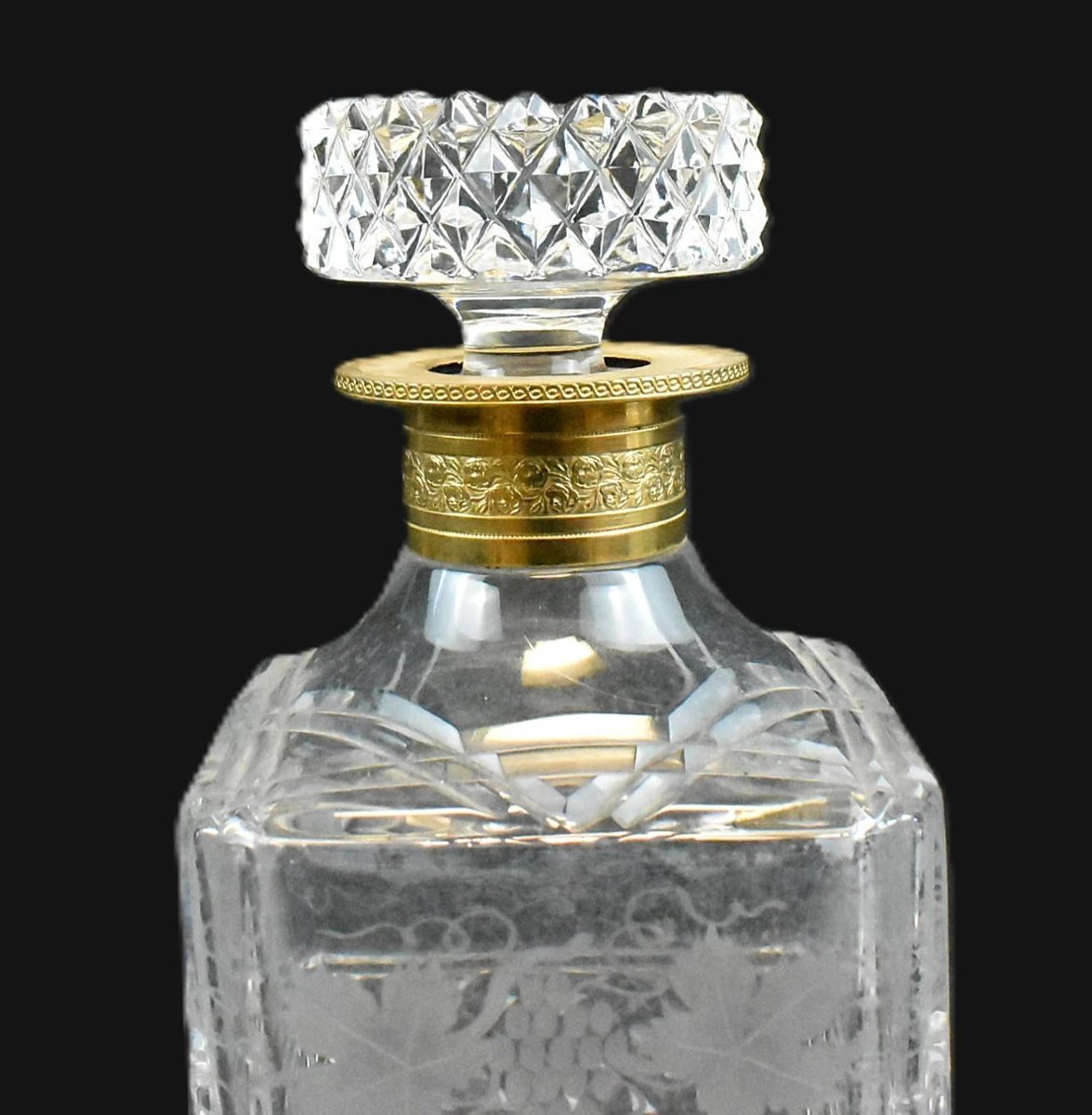 Paire de carafes à spiritueux Baccarat en cristal taillé ancien avec cols en bronze doré-photo-4